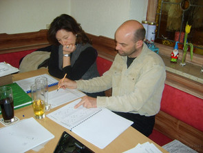 Prüfer Jörg mit Helferin bei der Korrektur