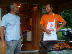 Siegi am Grill und Ferdl holt sich seine schwer verdiente Wurst