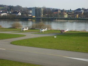 ...nachdem die Fluggeräte neben einer 'Cessna 127' geparkt waren...